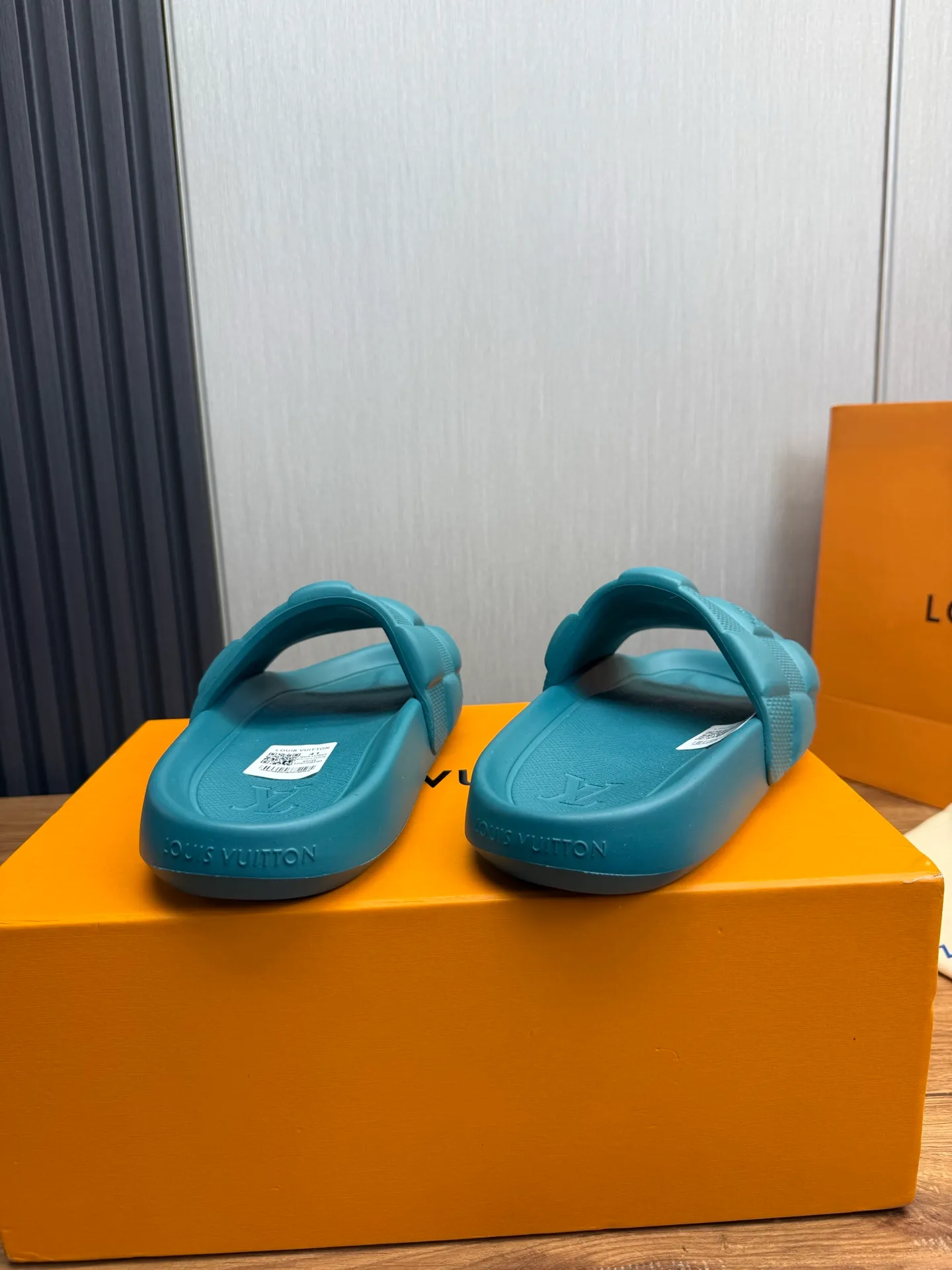 Men's shoes 💰260💰 ▪️LV's popular Little Red Book popular slippers hot sale: 1 shipment✅ Super textured and comfortable slippers, original TPU outsole. Authentic counter box drawer box packaging 🎁Size 38-45